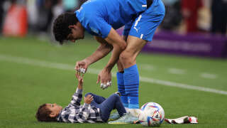 Yassine Bounou et son fils après la victoire du Maroc face au Portugal, le 10 décembre 2022 à Doha, au Qatar.