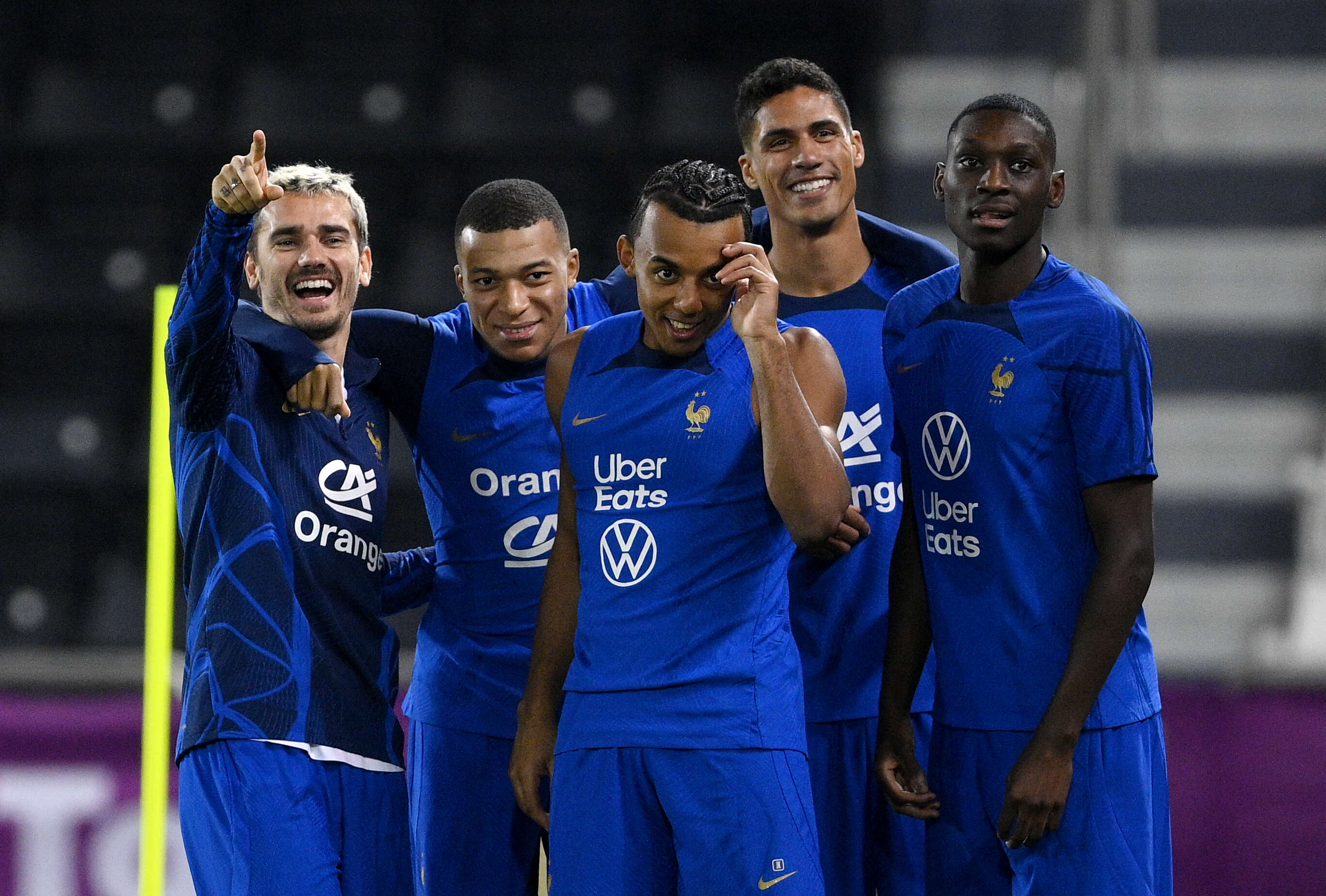 Grandi sorrisi e ritrovata fiducia per Antoine Griezmann, Kylian Mbappe, Jules Kounde, Raphaël Varane e Randal Kolo Muani prima di affrontare il Marocco il 12 dicembre.