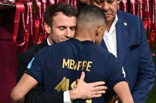 Emmanuel Macron tentant de réconforter Kylian Mbappé après la finale de la Coupe du monde face à l’Argentine, le 18 décembre 2022.