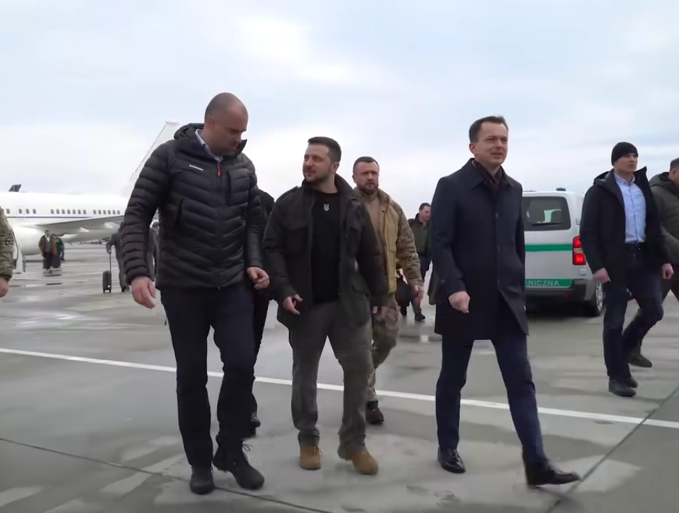 Le président ukrainien Volodymyr Zelensky est d’abord passé par la Pologne pour rencontrer les autorités locales avant de rentrer en Ukraine, jeudi 22 décembre.