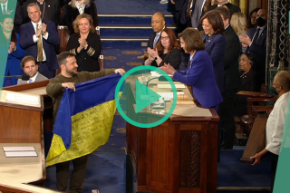 Zelensky offre un drapeau ukrainien au Congrès américain, qui l’acclame
