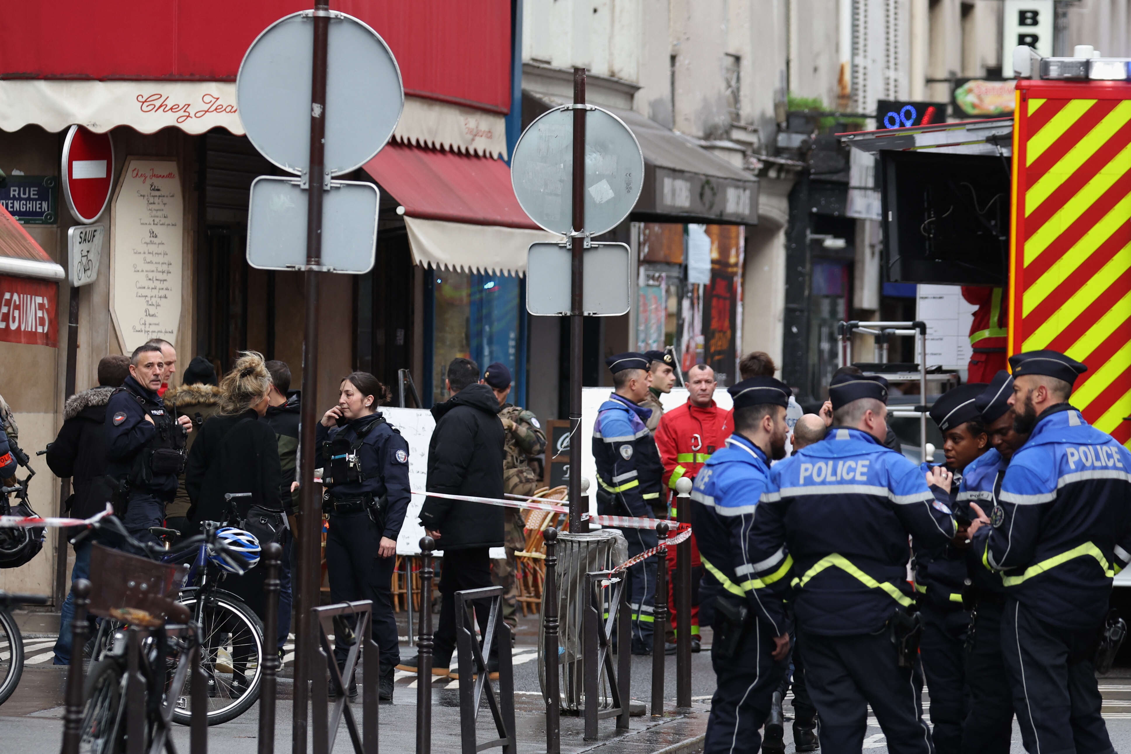A proximité de la rue d'Enghien, où plusieurs personnes ont été tuées à l’arme à feu par un homme, qui a été interpellé.