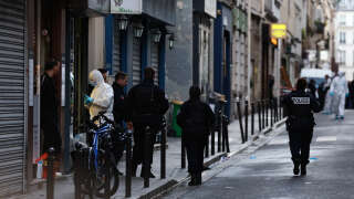 Des médecins légistes et des policiers français enquêtent sur le site où plusieurs coups de feu ont été tirés rue d’Enghien dans le 10e arrondissement, à Paris, le 23 décembre 2022.