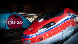Photo d’illustration prise le 18 décembre 2021 à la gare de Lyon. À côté du OuiGO français, un train de la compagnie Trenitalia, l’opérateur de transports feroviaires italien.