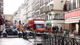 La police et les pompiers rue d’Enghien, à Paris, après la fusillade qui a fait trois morts, le 23 décembre.