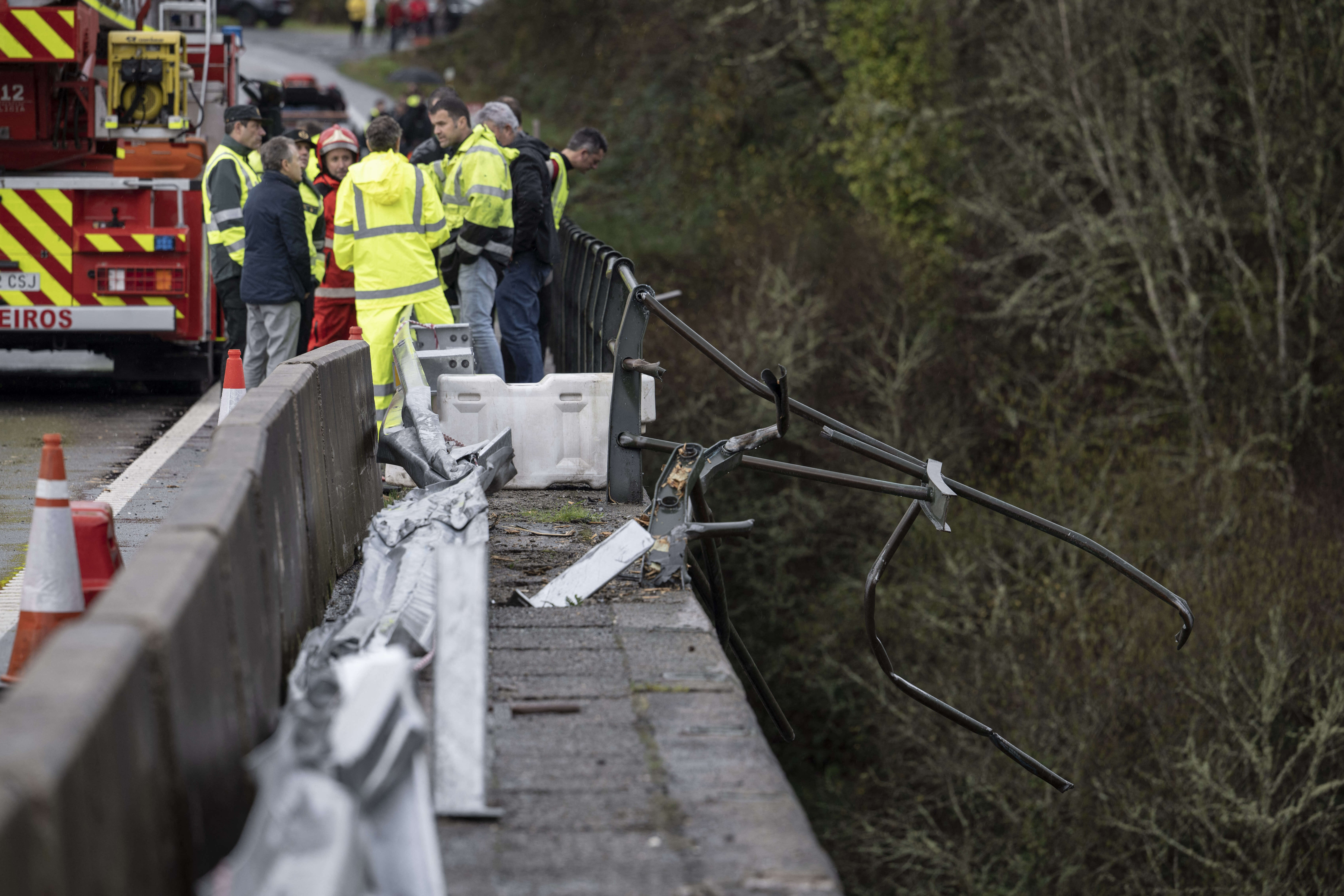 Les secours, près de la barrière qui a permis à un automobiliste de donné l’alerte sur l’éventualité d’un accident de la route sur ce pont le soir du réveillon de Noël.