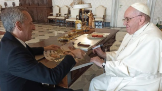 Gad Elmaleh, lors de sa rencontre avec le pape François pour lui présenter son dernier film Reste un peu. Un film sorti le 16 novembre qui évoque la conversion de l’humoriste au catholicisme.