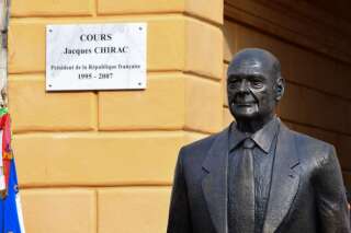 Une statue de Chirac taguée avec une inscription royaliste à Nice, la droite outrée