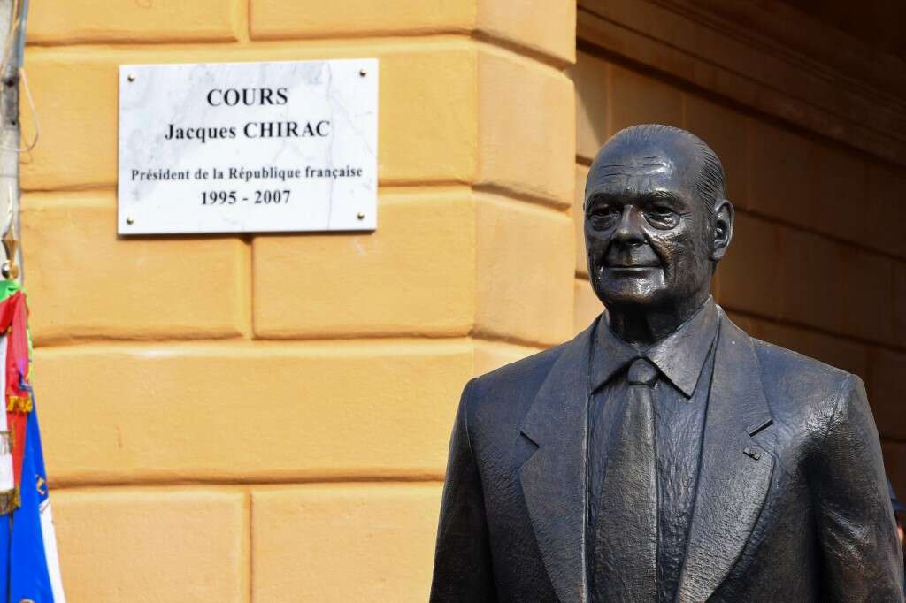 Le socle de la statue de Jacques Chirac, trônant derrière le Cours Saleya à Nice (Alpes-Maritimes), a été vandalisé dans la nuit du mardi 27 au mercredi 28 décembre.