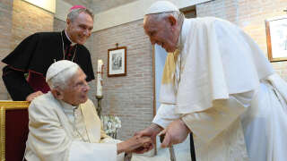 Benoît XVI, ici à gauche, est « gravement malade », selon son successeur le pape François, à droite sur cette photo prise le 27 août au Vatican.
