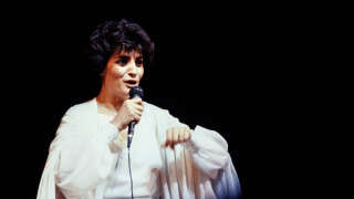 La chanteuse franco-portugaise Linda de Suza sur la scène de l’Olympia le 22 janvier 1983 à Paris.