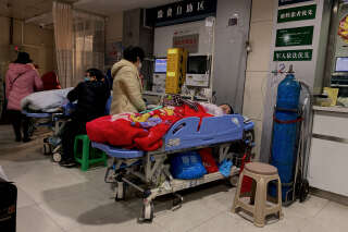 Cette photo montre un patient traité au Covid-19 à l’hôpital First Center de Tianjin, le 28 décembre 2022. - Les villes chinoises ont dû faire face à une recrudescence des infections, à une pénurie de produits pharmaceutiques et à un débordement des services hospitaliers et des crématoriums après le démantèlement soudain par Pékin de son régime de verrouillage et de tests « zéro Covid ». (Photo : Noel Celis / AFP)