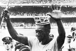Le « Roi » Pelé, légende du football et mort à l’âge de 82 ans, laisse une trace indélébile dans l’Histoire de son sport. Mais son parcours est aussi marqué par une part d’ombre : son refus de prendre position en faveur des Brésiliens opprimés (photo d’archive prise après la victoire lors de la Coupe du monde 1970 au Mexique).