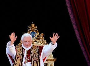 Dans cette photo d’archive prise le 25 décembre 2011, le pape Benoît XVI donne la bénédiction « Urbi et Orbi » depuis le balcon de la basilique Saint-Pierre au Vatican.