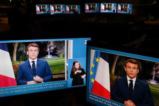 Des images du président français Emmanuel Macron sont vues sur des écrans d’ordinateur alors qu’il prononce son discours télévisé du Nouvel An à la nation depuis le palais de l’Élysée, à Paris, le 31 décembre 2021. (Photo : Martin BUREAU / AFP)
