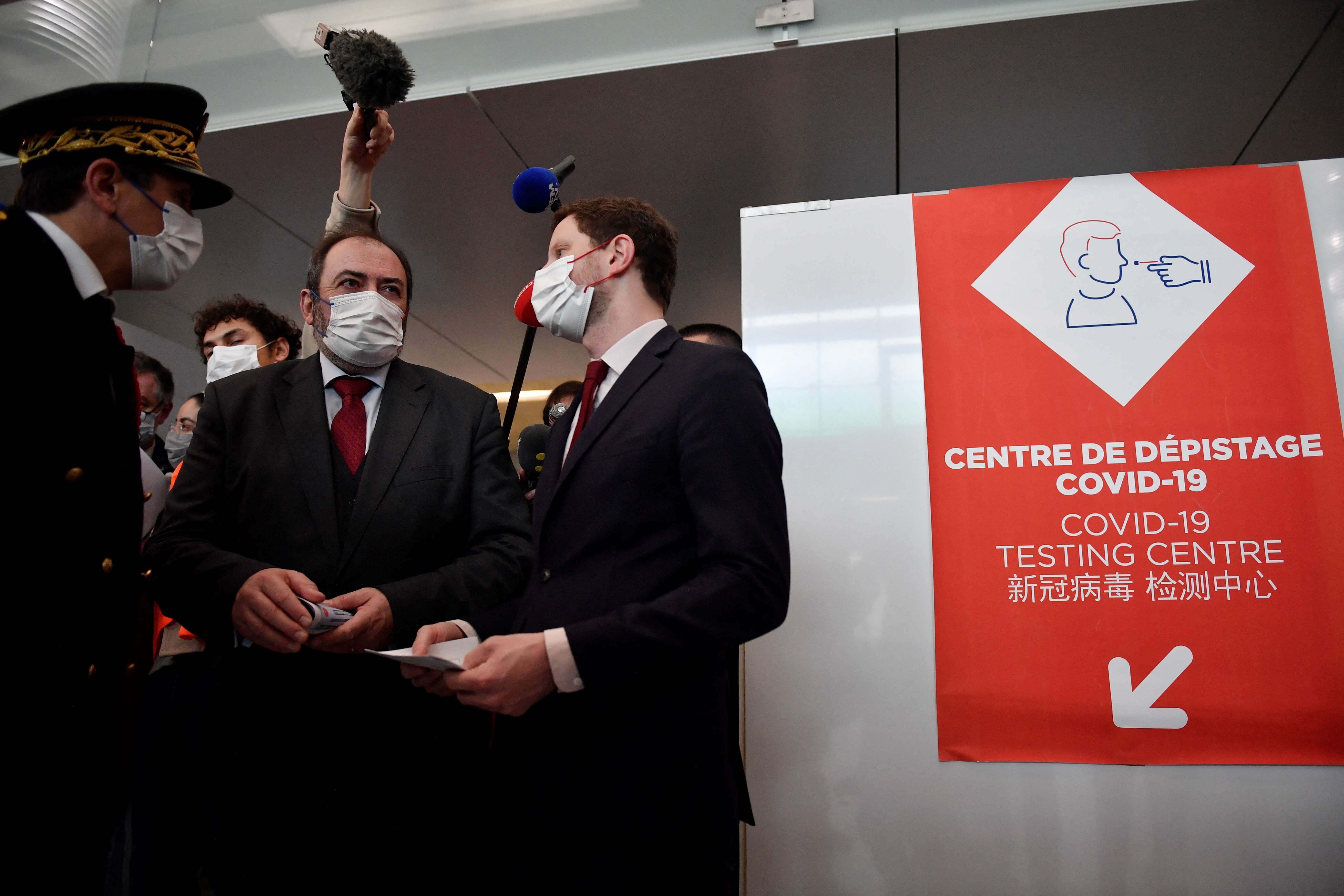 Ce dimanche 1er janvier, le ministre de la Santé François Braun était à l’aéroport de Roissy-Charles de Gaulle où les voyageurs en provenance de Chine sont soumis à des tests de dépistage du Covid-19.