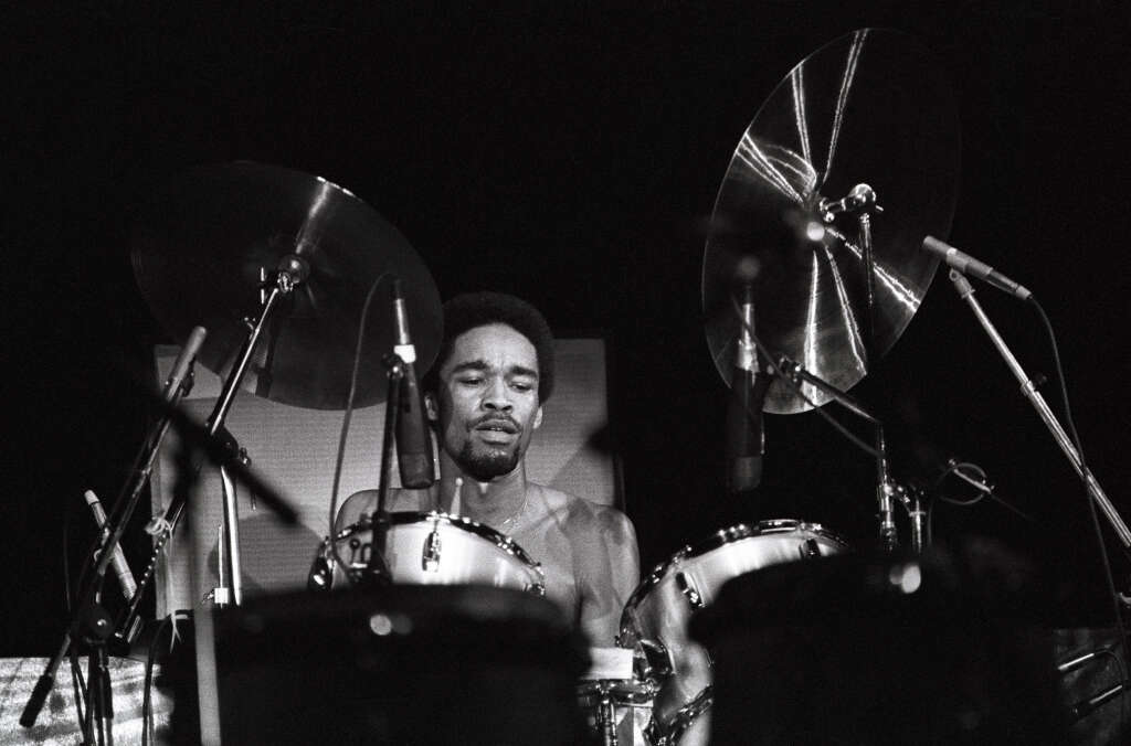 1er janvier - Fred White<br />
Né en 1955, Fred White a été le batteur de Earth, Wind and Fire de 1974 à 1984. Le groupe, créé par Maurice White, son frère aîné, s’est hissé à la tête des charts avec des titres tels que Shining Star, September, Boogie Wonderland ou encore Let’s Groove. En 1979, il a été la première formation afro-américaine à se produire à guichets fermés au prestigieux Madison Square Garden de New York.”/> </div><figcaption class=