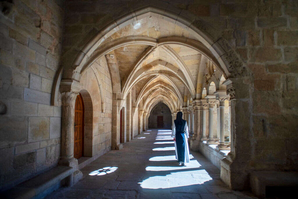 Nonne dans le cloître de Vallbona de les Monges LLeida Catalogne Espagne.