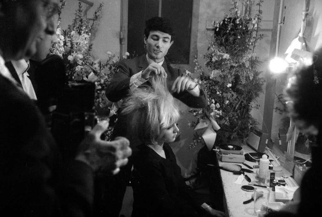 1er janvier - Jean-Marc Maniatis<br />Surnommé le « coiffeur des stars », Jean-Marc Maniatis fait ses débuts à 17 ans comme coiffeur studio pour les magazines Elle et Marie Claire. Il ouvre son premier salon en 1970 dans le très chic 16e arrondissement parisien et devient un coiffeur de célébrités dans les années 1980 et 1990 : Mylène Farmer, Sophie Marceau, Miou-Miou ou Prince…”/> </div><figcaption class=