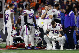 En NFL, un joueur des Buffalo Bills hospitalisé dans un « état critique » après un plaquage