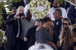 Le président de la Fifa fait scandale aux obsèques de Pelé en multipliant les selfies devant le cercueil