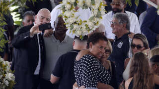 Le président de la Fifa Gianni Infantino prend un selfie non loin du cercueil de Pelé, au Brésil.