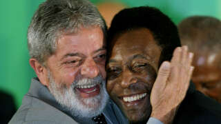 Brazilian President Luiz Inacio Lula da Silva (L) embraces Brazilian football legend Edson Arantes do Nacimento, known as Pele, as he decorates the winners of the 1958 World Cup, during the opening ceremony of an exposition celebrating the 50th anniversary of Brazil's first victory in this tournament, at Planalto palace in Brasilia on June 26, 2008.  AFP PHOTO/Joedson ALVES (Photo by JOEDSON ALVES / AFP)