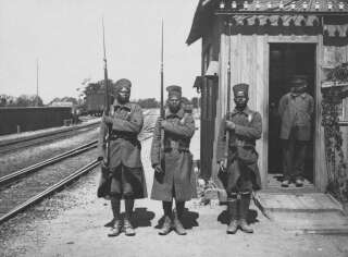Au total, une quarantaine de vétérans africains est concernée par la mesure. Ils ont tous plus de 90 ans aujourd’hui. Photo d’archive de tirailleurs prise en France, en juin 1915.
