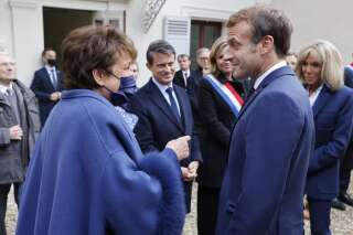 « Dents du bonheur et chemise ouverte » : Bachelot raconte son premier échange avec Macron