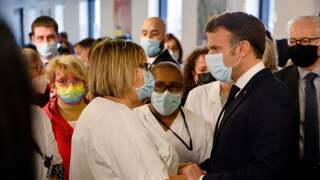 En visite au centre hospitalier de Corbeil-Essonnes pour présenter ses vœux au personnel soignant, Emmanuel Macron a proposé une série de mesures pour réorganiser le travail à l’hôpital. Des mesures qui ne semblent pas convaincre le secteur.