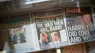 Les journaux britanniques font leur Une sur les mémoires du prince Harry, ici à Londres le 6 janvier.