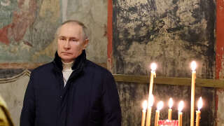 Le président russe Vladimir Poutine assiste à une messe de Noël orthodoxe à la cathédrale de l'Annonciation du Kremlin à Moscou, tard le 6 janvier 2023. (Photo de Mikhail KLIMENTYEV / SPUTNIK / AFP) / * NDLR : cette image est distribuée par l'Etat russe une agence propriété de Spoutnik*