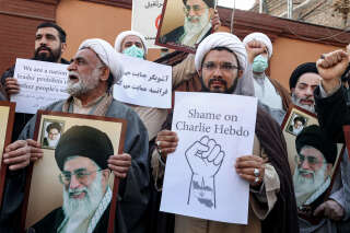 Des dizaines d’Iraniens devant l’ambassade de France à Téhéran contre les caricatures de Khamenei