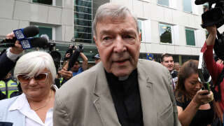 Cardinal George Pell (C) leaves the County Court of Victoria court after prosecutors decided not to proceed with a second trial on alleged historical child sexual offences in Melbourne on February 26, 2019. - Australian Cardinal George Pell, who helped elect popes and ran the Vatican's finances, has been found guilty of sexually assaulting two choirboys, becoming the most senior Catholic cleric ever convicted of child sex crimes. (Photo by Asanka Brendon Ratnayake / AFP)