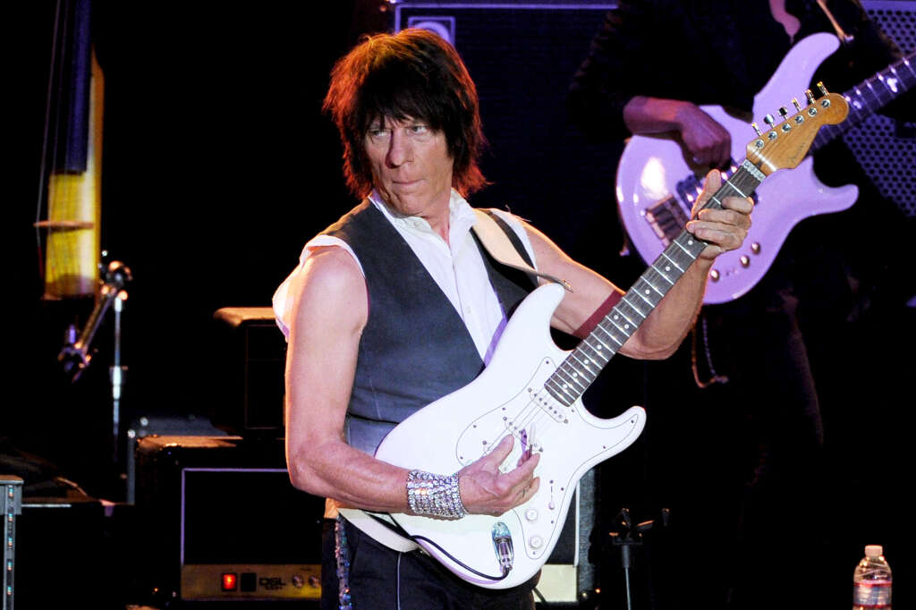 11 janvier <br />
Jeff Beck <br /> <br />
Le guitariste britannique de légende est mort à 78 ans. L’artiste, devenu célèbre avec le groupe de rock des années 60 The Yardbirds, est décédé des suites d’une méningite, a annoncé sa famille mercredi 11 janvier au soir dans un communiqué.”/> </div><figcaption class=