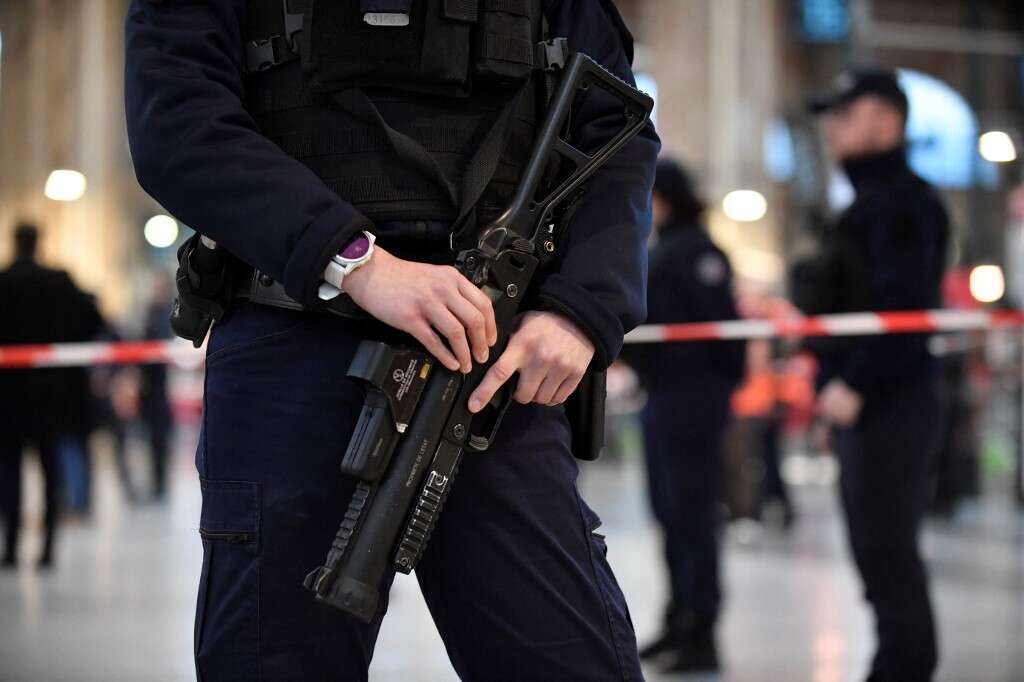 A policeman holds a 40-millimetre rubber defensive bullet launcher LBD (LBD40) to Paris' Gare du Nord train station, after several people were lightly wounded by a man wielding a knife on January 11, 2023. - The man was arrested by police at the station, which serves as a hub for trains to London and northern Europe, after they opened fire and wounded him, said a police source, who asked not to be named. (Photo by JULIEN DE ROSA / AFP)
