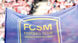 Des jeunes tiennent un drapeau du club de football de Sochaux avant le début du match de football de L1 française Lille contre Sochaux, le 18 mai 2011, au Stadium Nord, à Villeneuve d’Ascq.