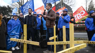 Le député du parti de gauche La France Insoumise (LFI) François Ruffin participe à un rassemblement de salariés de Carelide manifestant pour demander la reprise de l’entreprise, placée en redressement judiciaire à Mouvaux, le 13 janvier 2023.