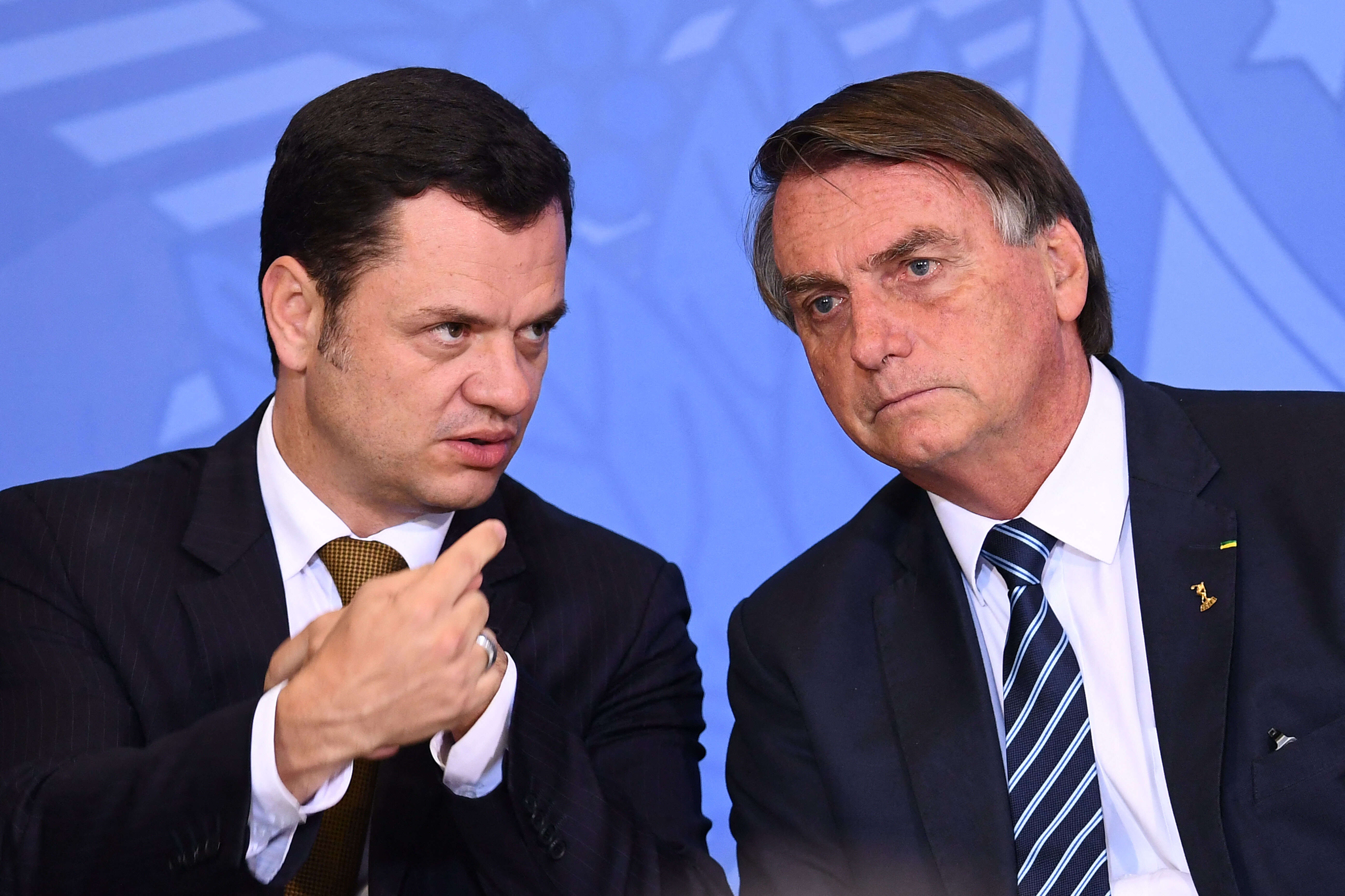 Anderson Torres (à gauche) et Jair Bolsonaro sont tous les deux dans le collimateur de la justice brésilienne pour leur responsabilité dans le saccage de plusieurs lieux de pouvoir à Brasilia (photo prise en juin 2022)