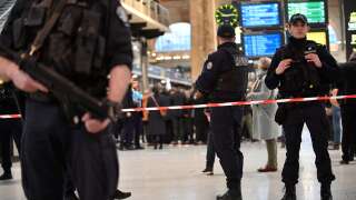 French police stand guard in a cordonned off area at Paris' Gare du Nord train station, after several people were lightly wounded by a man wielding a knife on January 11, 2023. - The man was arrested by police at the station, which serves as a hub for trains to London and northern Europe, after they opened fire and wounded him, said a police source, who asked not to be named. (Photo by JULIEN DE ROSA / AFP)