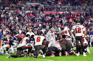 TAMPA, FLORIDA - JANUARY 16: Dallas Cowboys and Tampa Bay Buccaneers players look on during an injury timeout for Russell Gage #17 of the Tampa Bay Buccaneers during the fourth quarter in the NFC Wild Card playoff game at Raymond James Stadium on January 16, 2023 in Tampa, Florida.   Julio Aguilar/Getty Images/AFP (Photo by Julio Aguilar / GETTY IMAGES NORTH AMERICA / Getty Images via AFP)