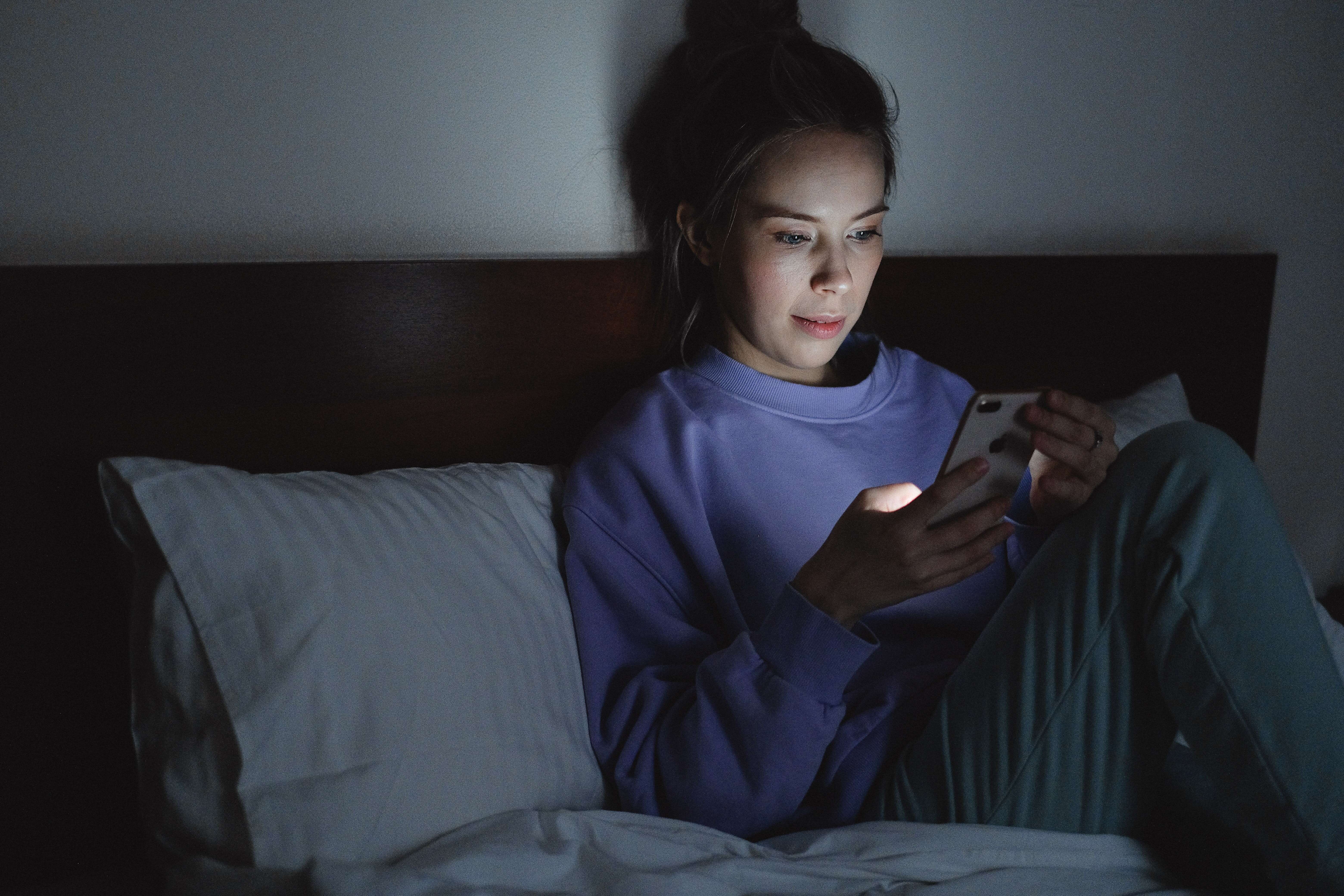 Spoglądanie na ekran telefonu komórkowego przed snem może zakłócić Twój zegar biologiczny