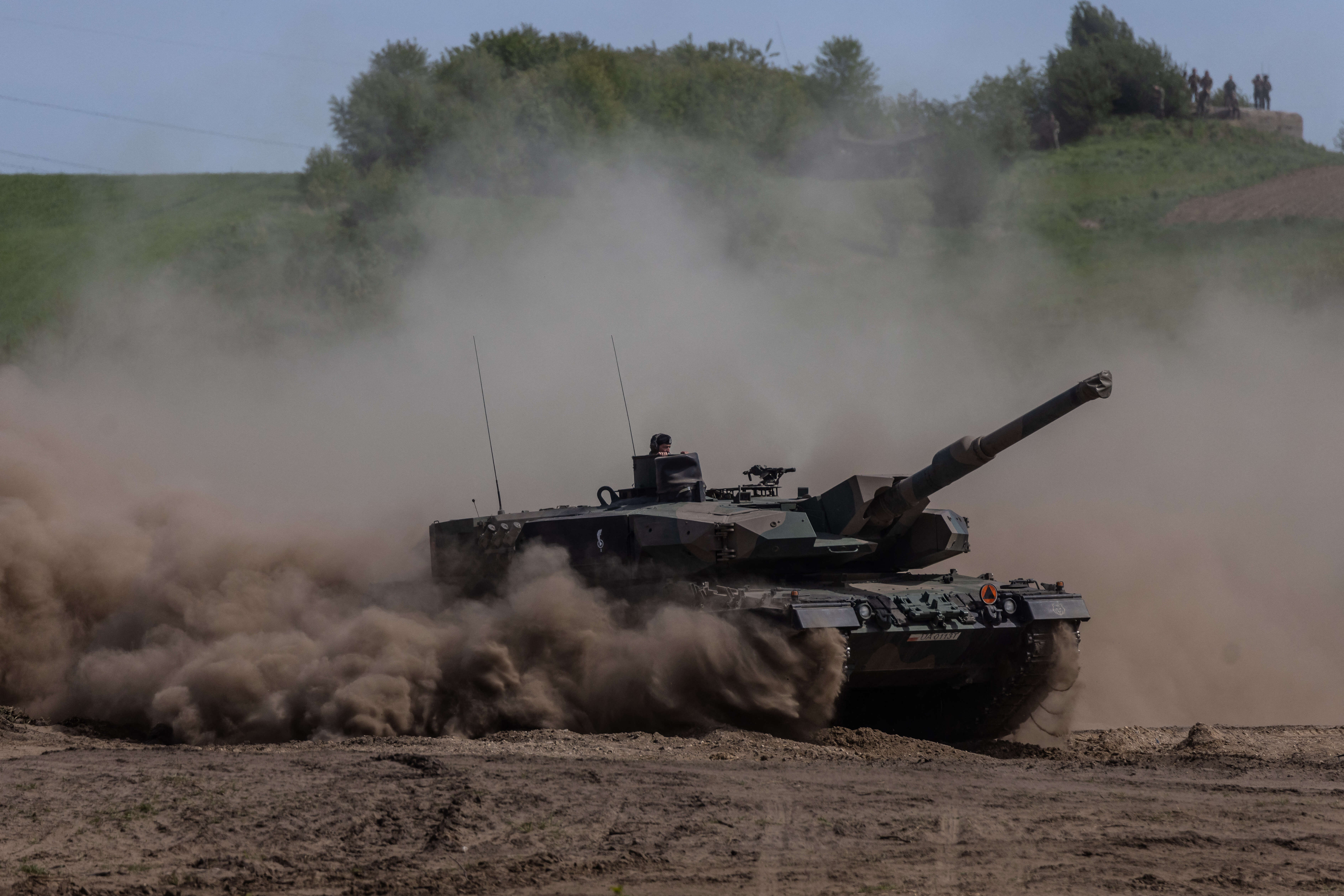 Depuis plusieurs mois, l’Ukraine réclame à ses alliés le don de chars lourds, qui pourraient permettre une évolution majeure face à l’invasion russe (photo d’illustration prise en mai 2022 en Pologne et montrant un char Leopard au cours d’un exercice de l’Otan).