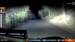 Les phares et la caméra embarquée d’un pilote de WRC ont capturé un moment d’intimité en pleine course du rallye de Monte-Carlo.