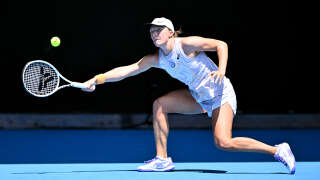 Iga Swiatek of Poland in action during her 4th round match against Elena Rybakina of Kazakhstan during the 2023 Australian Open tennis tournament at Melbourne Park in Melbourne, Sunday, January 22, 2023. (AAP Image/Joel Carrett) NO ARCHIVING, EDITORIAL USE ONLYNo Use Australia. No Use New Zealand.