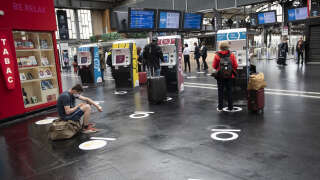 Social distancing markers are seen on the ground in front of ticket vending machines at the Gare de l'Est train station in Paris on May 10, 2020, on the eve of France's easing of lockdown measures in place for 55 days to curb the spread of the COVID-19 pandemic, caused by the novel coronavirus. (Photo by Thomas SAMSON / AFP)