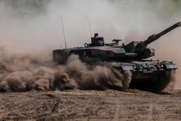 This picture taken on May 19, 2022 shows soldiers on a Polish Leopard tank as troops from Poland, USA, France and Sweden take part in the DEFENDER-Europe 22 military exercise, in Nowogard, Poland. - Poland's Defence Minister Mariusz Blaszczak on January 24, 2023 said Warsaw had asked Germany for permission to send its German-made Leopard tanks to Ukraine. (Photo by Wojtek RADWANSKI / AFP) / ALTERNATIVE CROP