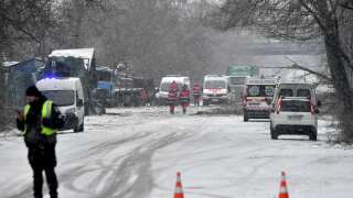 Les secours ukrainiens en plein travail sur une zone industrielle de Kiev, après une nouvelle série de frappes de missiles russes sur l’Ukraine le 26 janvier.