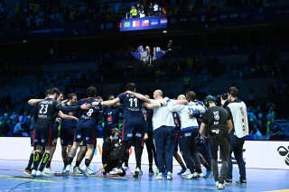 France's players celebrate winning the Men's IHF World Handball Championship semi-final match between France and Sweden in Stockholm, Sweden on January 27, 2023. (Photo by Jonathan NACKSTRAND / AFP)