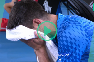 Submergé par l’émotion, Djokovic s’effondre après sa victoire à l’Open d’Australie